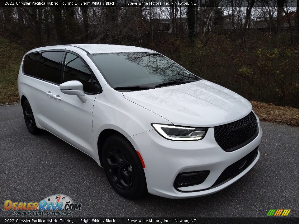 Front 3/4 View of 2022 Chrysler Pacifica Hybrid Touring L Photo #6