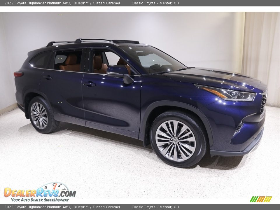 Front 3/4 View of 2022 Toyota Highlander Platinum AWD Photo #1