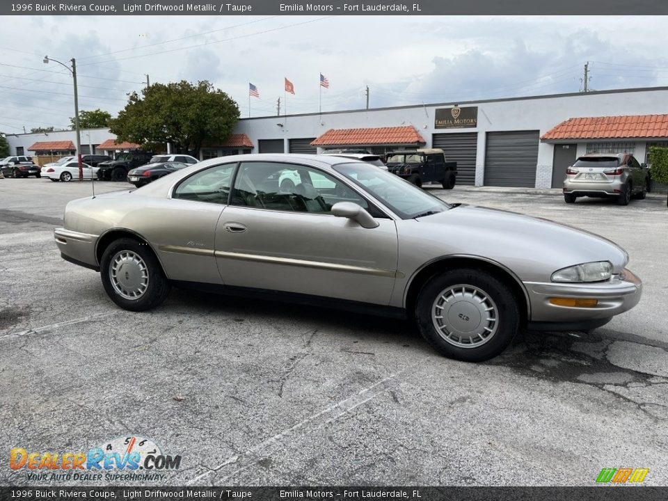 Front 3/4 View of 1996 Buick Riviera Coupe Photo #7