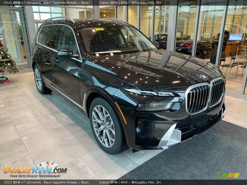 Front 3/4 View of 2023 BMW X7 xDrive40i Photo #1