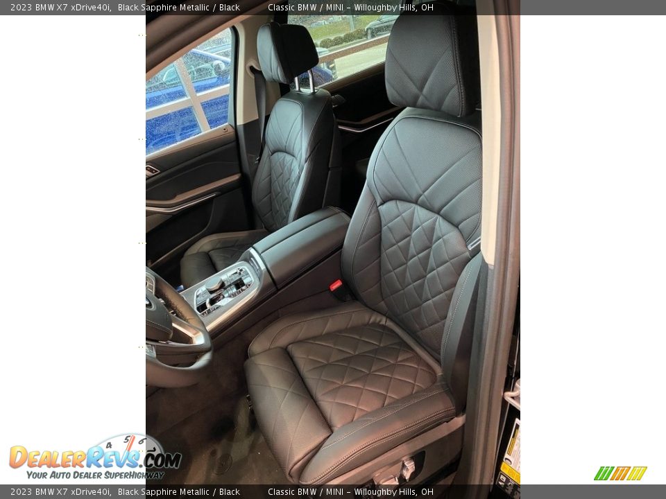 Front Seat of 2023 BMW X7 xDrive40i Photo #4