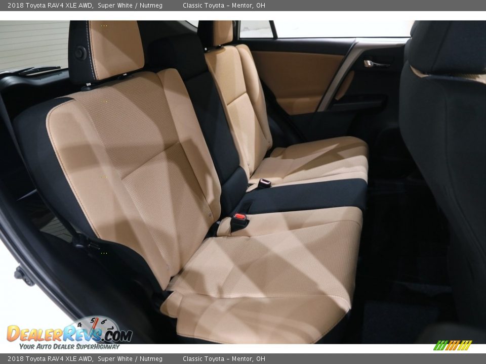2018 Toyota RAV4 XLE AWD Super White / Nutmeg Photo #17