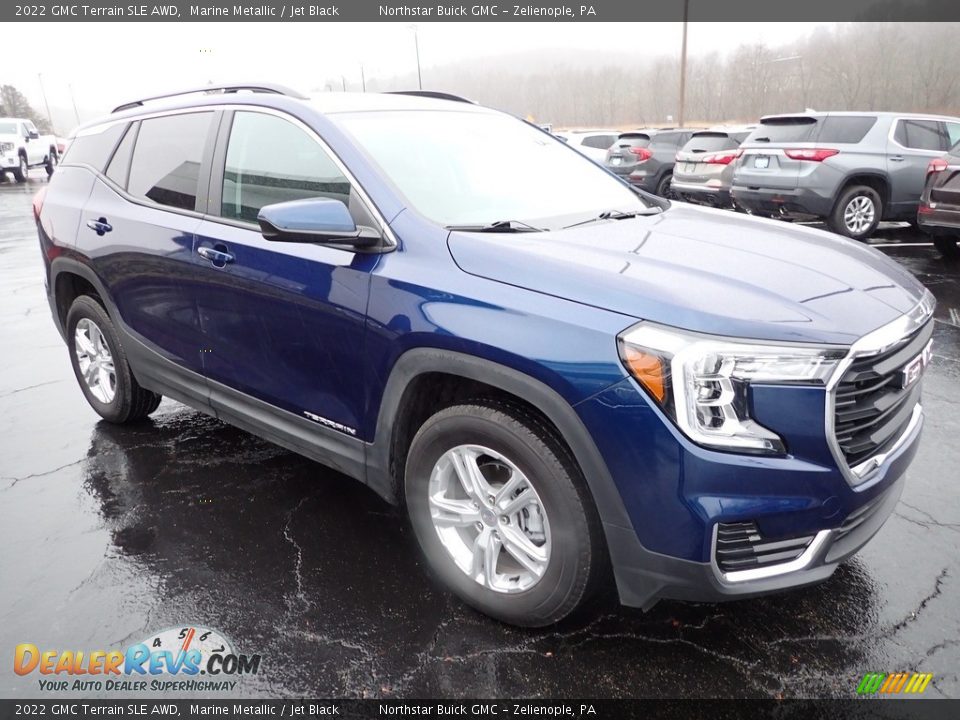 Front 3/4 View of 2022 GMC Terrain SLE AWD Photo #9