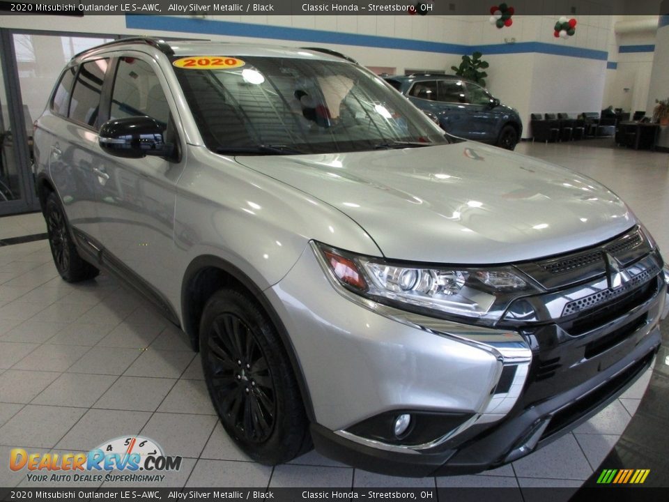 Front 3/4 View of 2020 Mitsubishi Outlander LE S-AWC Photo #3