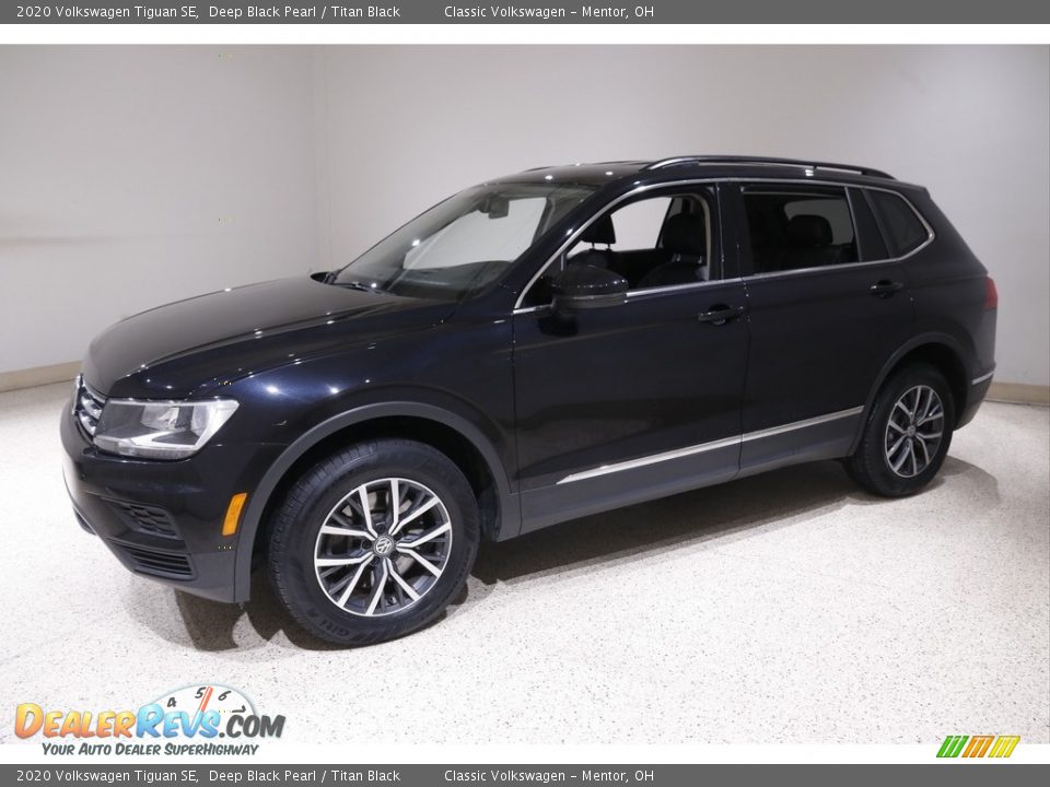 Front 3/4 View of 2020 Volkswagen Tiguan SE Photo #3