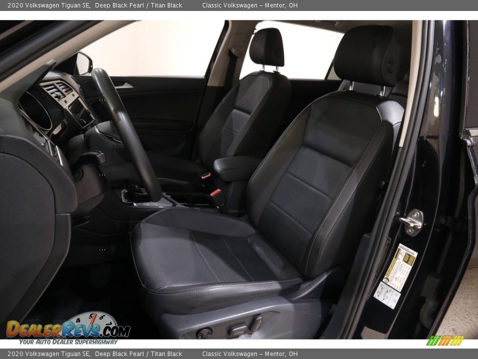 Front Seat of 2020 Volkswagen Tiguan SE Photo #5
