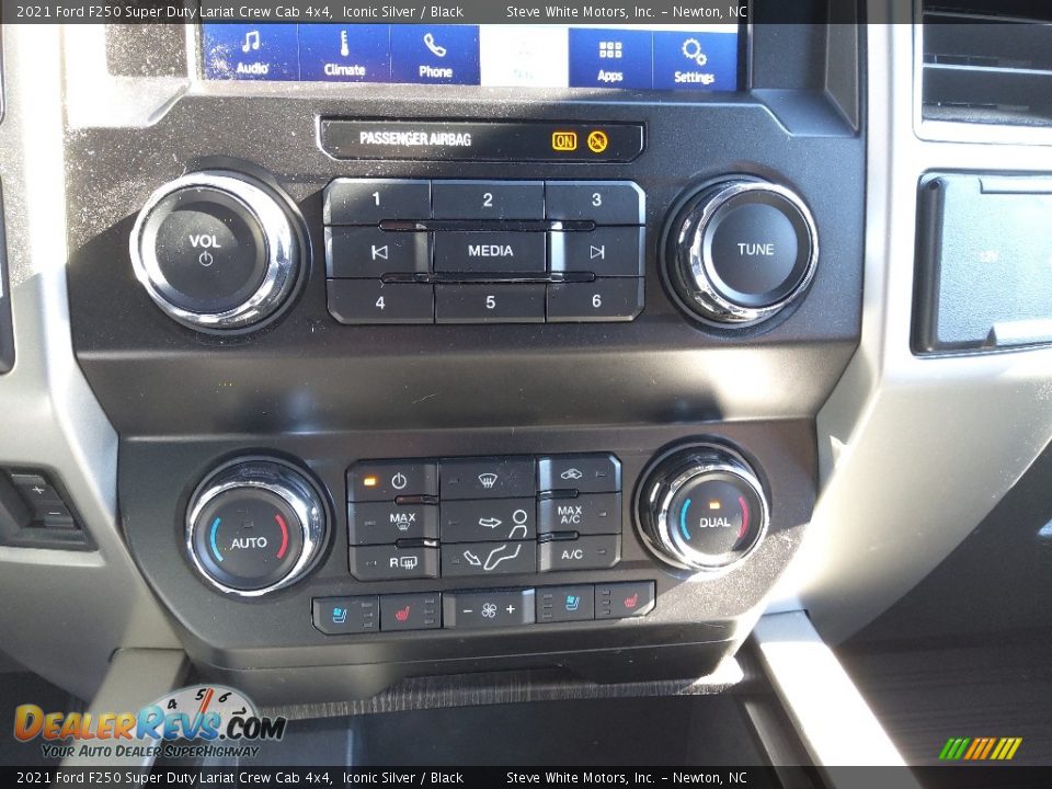 Controls of 2021 Ford F250 Super Duty Lariat Crew Cab 4x4 Photo #25