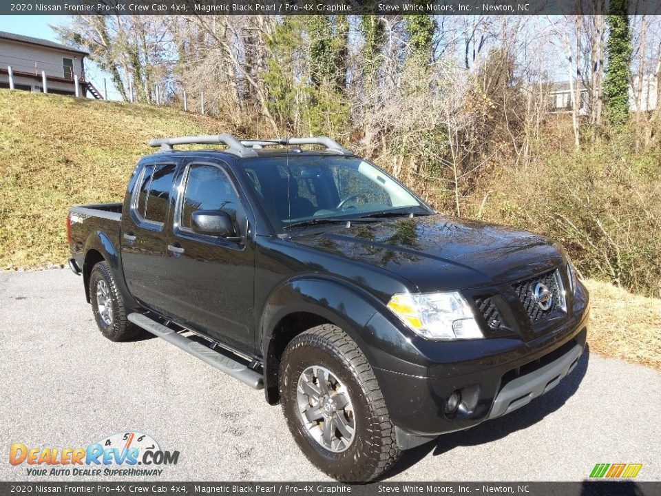 Front 3/4 View of 2020 Nissan Frontier Pro-4X Crew Cab 4x4 Photo #4