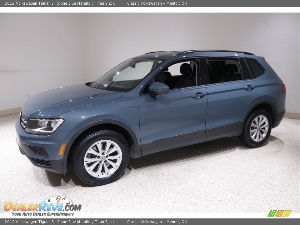 Front 3/4 View of 2019 Volkswagen Tiguan S Photo #3