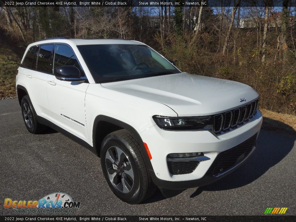 Front 3/4 View of 2022 Jeep Grand Cherokee 4XE Hybrid Photo #7