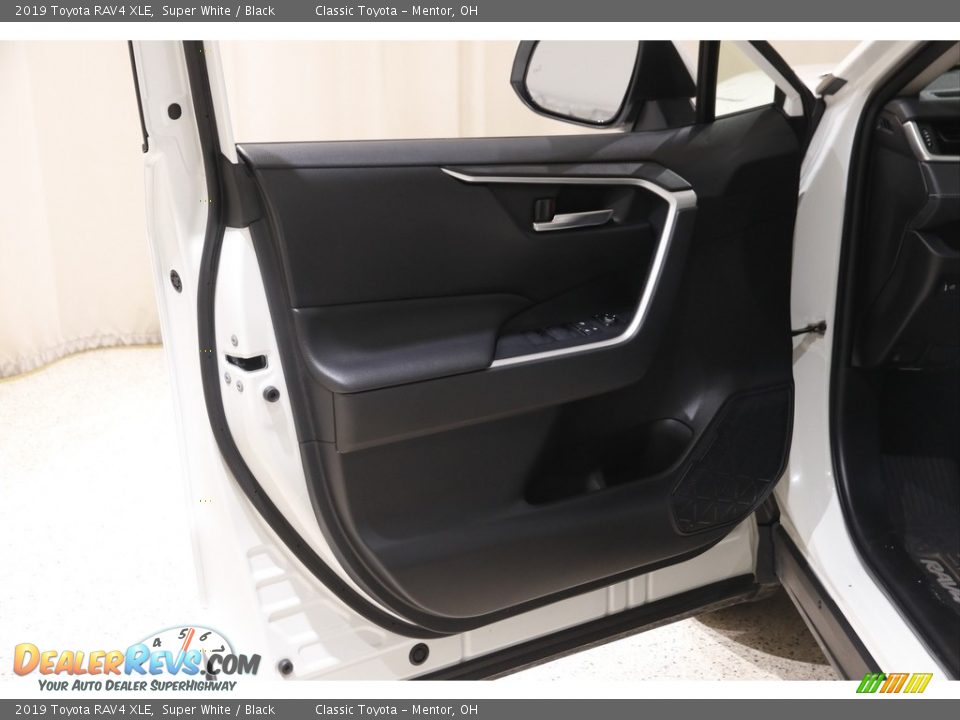 2019 Toyota RAV4 XLE Super White / Black Photo #4