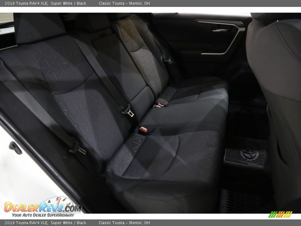 2019 Toyota RAV4 XLE Super White / Black Photo #16