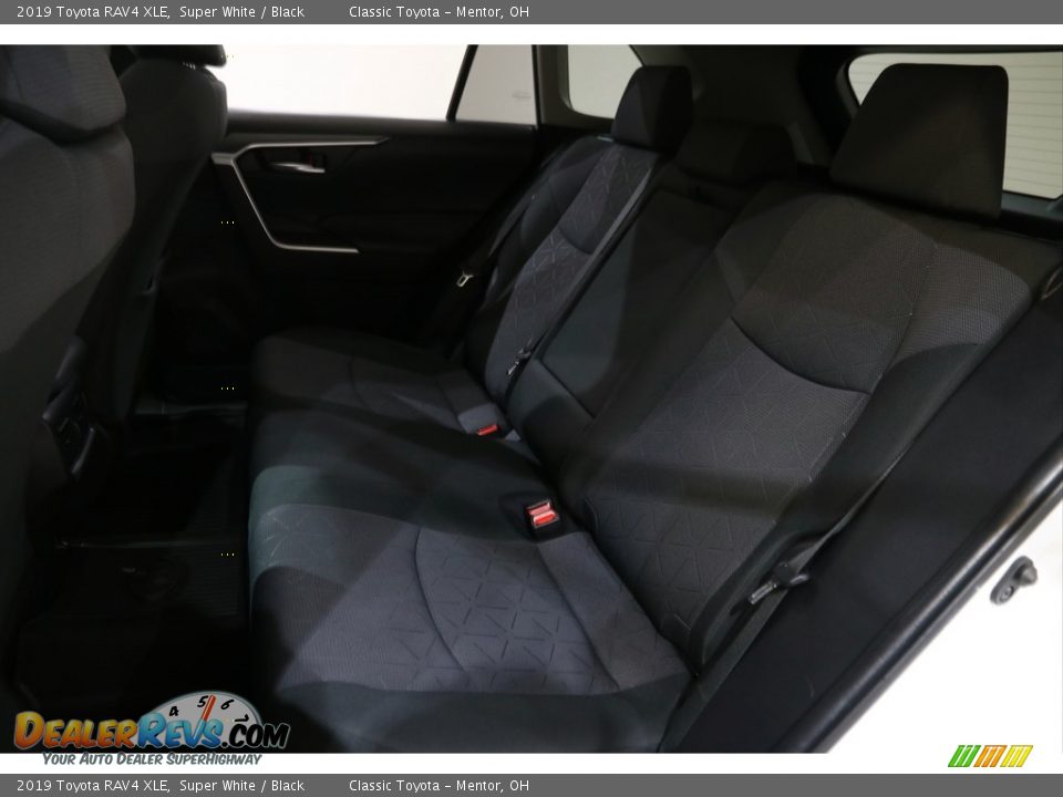 2019 Toyota RAV4 XLE Super White / Black Photo #17