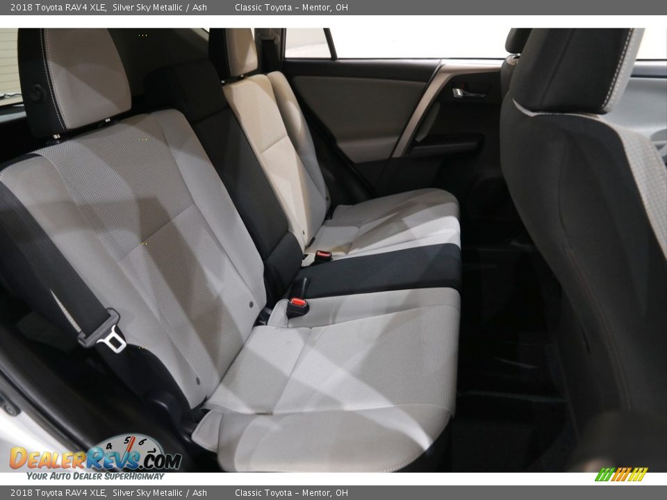 2018 Toyota RAV4 XLE Silver Sky Metallic / Ash Photo #15