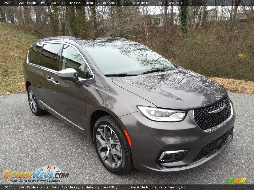 Front 3/4 View of 2022 Chrysler Pacifica Limited AWD Photo #4