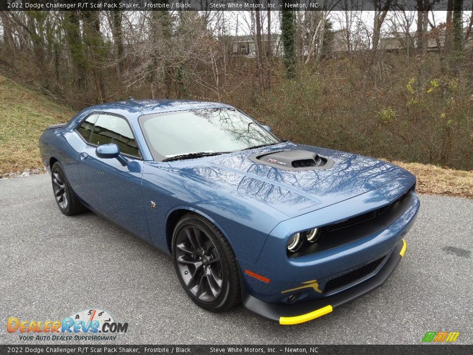 Front 3/4 View of 2022 Dodge Challenger R/T Scat Pack Shaker Photo #4