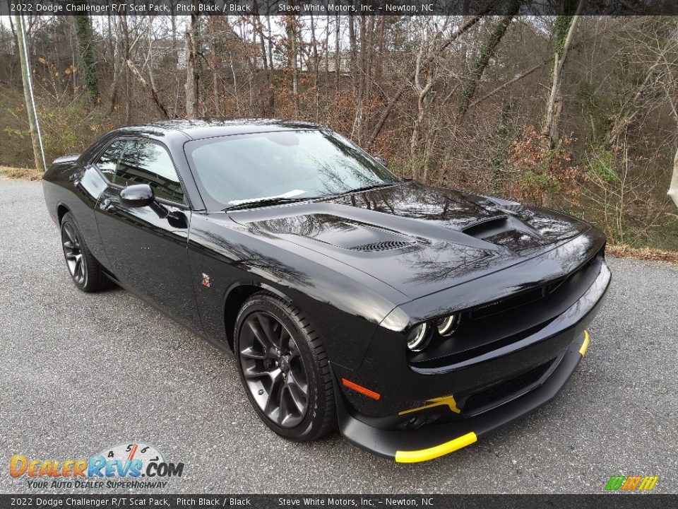 Front 3/4 View of 2022 Dodge Challenger R/T Scat Pack Photo #4