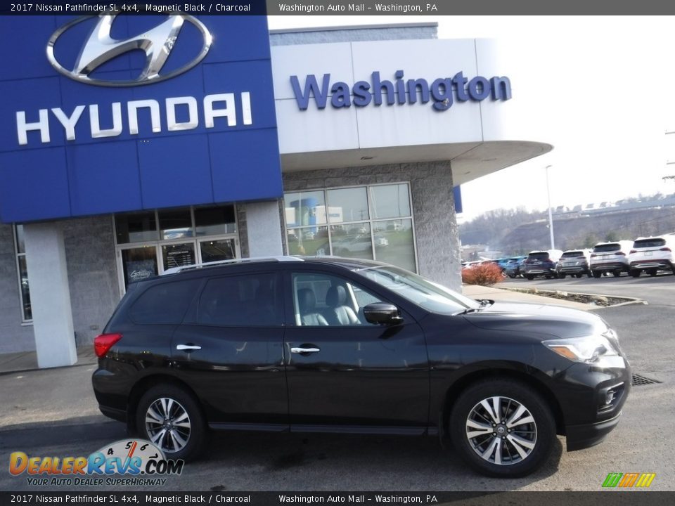 2017 Nissan Pathfinder SL 4x4 Magnetic Black / Charcoal Photo #2