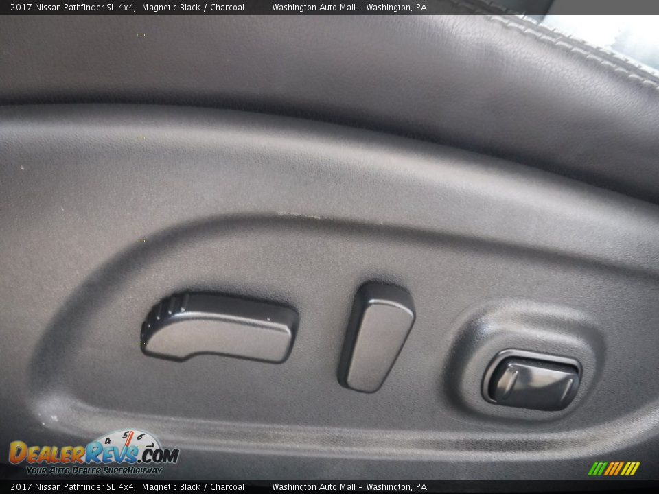 2017 Nissan Pathfinder SL 4x4 Magnetic Black / Charcoal Photo #16
