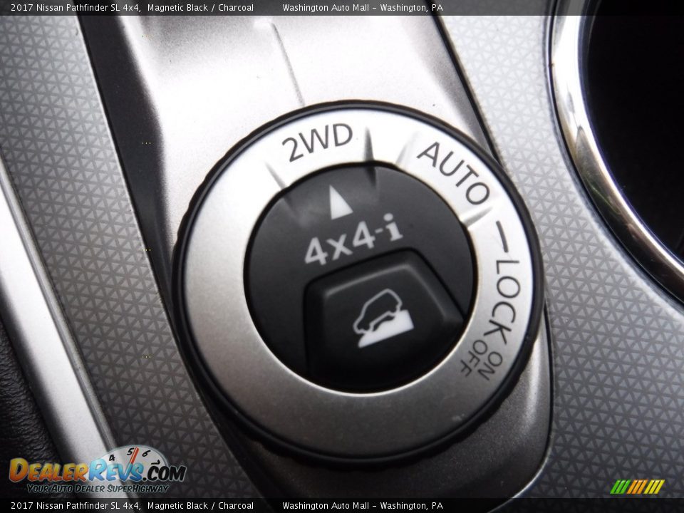 2017 Nissan Pathfinder SL 4x4 Magnetic Black / Charcoal Photo #18