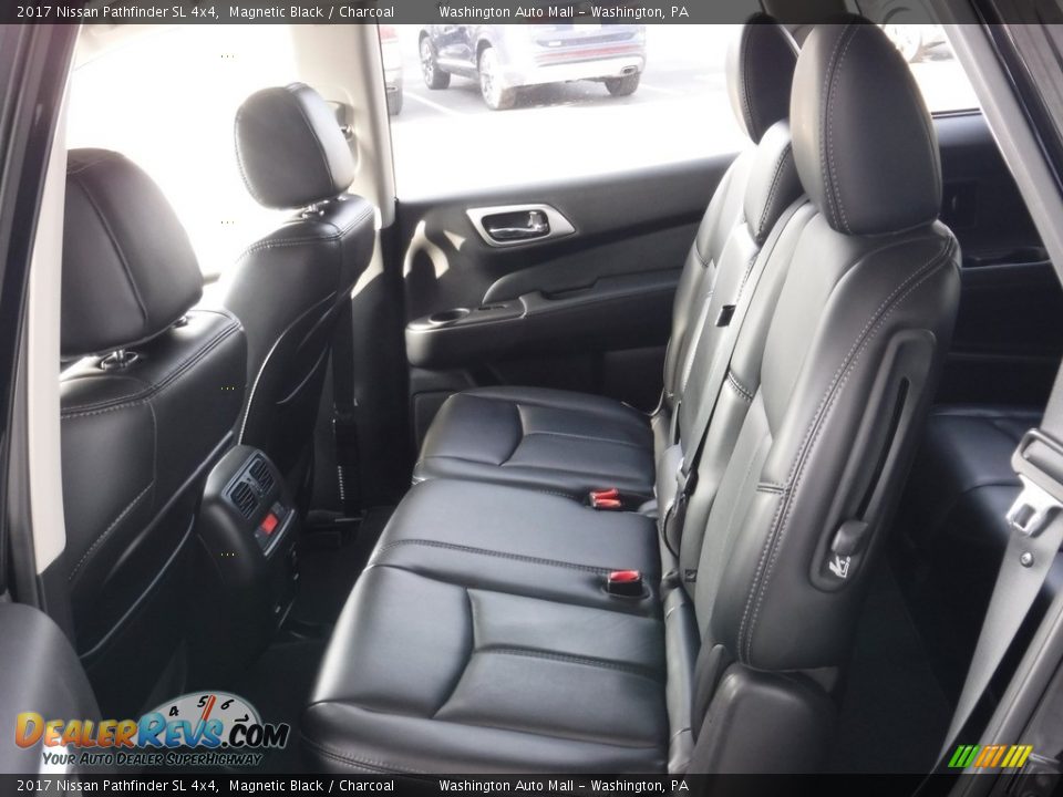 2017 Nissan Pathfinder SL 4x4 Magnetic Black / Charcoal Photo #28