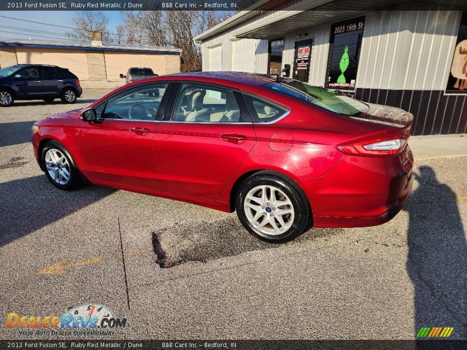 2013 Ford Fusion SE Ruby Red Metallic / Dune Photo #4