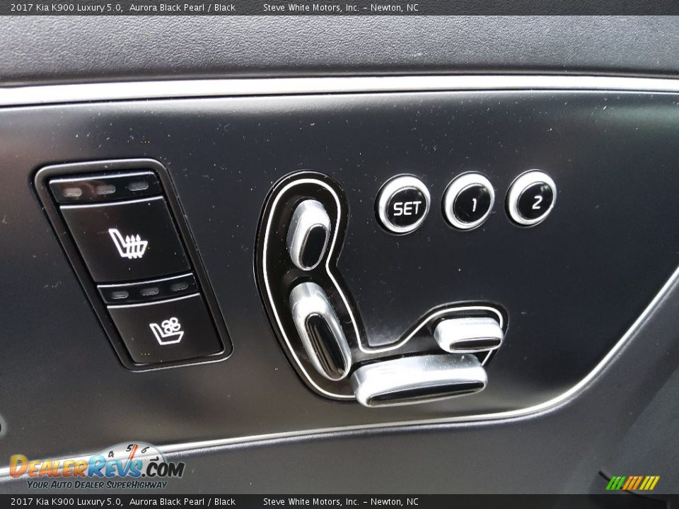 Controls of 2017 Kia K900 Luxury 5.0 Photo #12