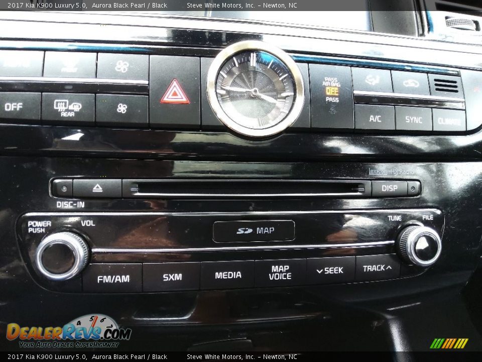 Controls of 2017 Kia K900 Luxury 5.0 Photo #27