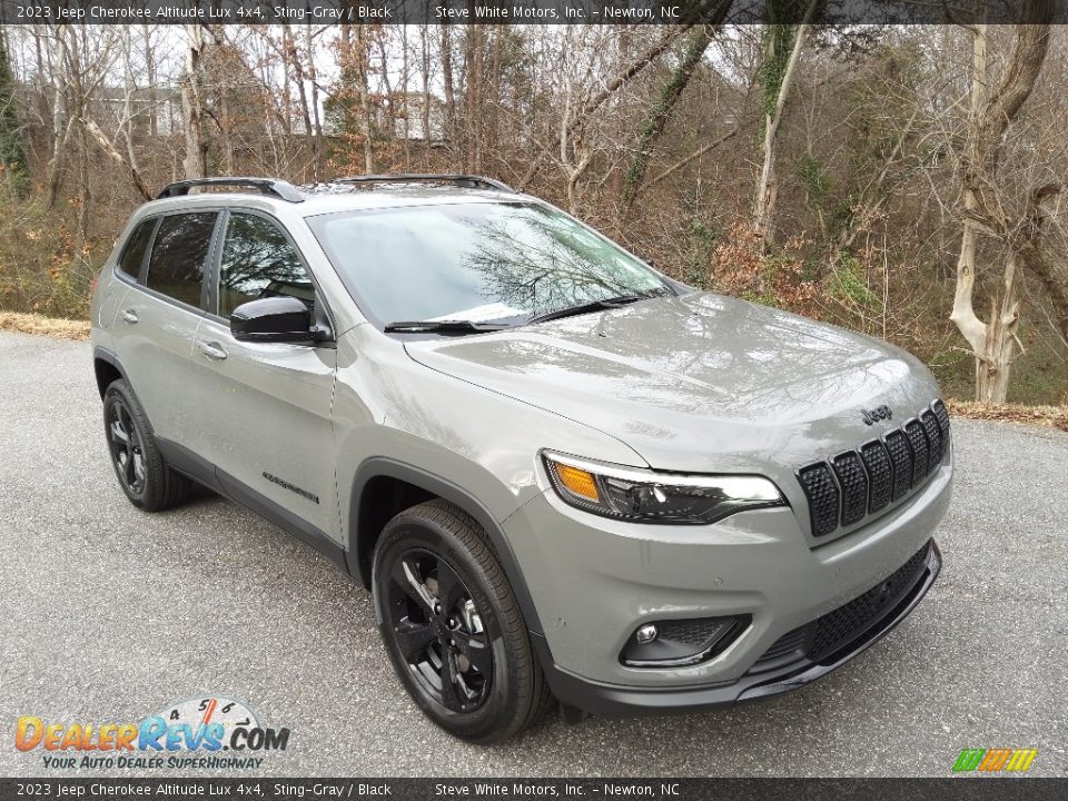 Front 3/4 View of 2023 Jeep Cherokee Altitude Lux 4x4 Photo #4