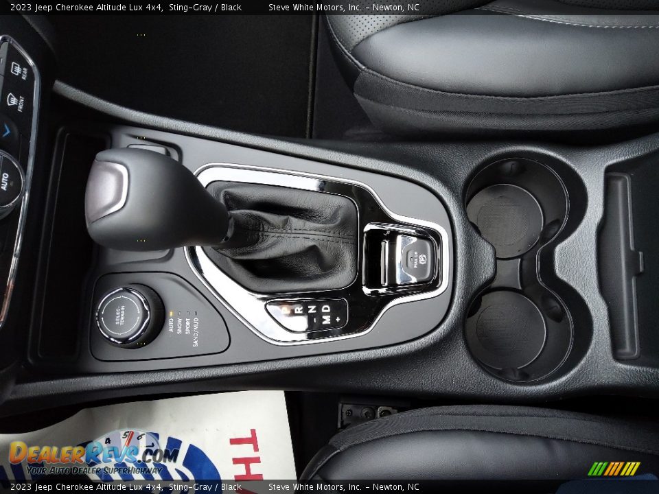 2023 Jeep Cherokee Altitude Lux 4x4 Shifter Photo #30