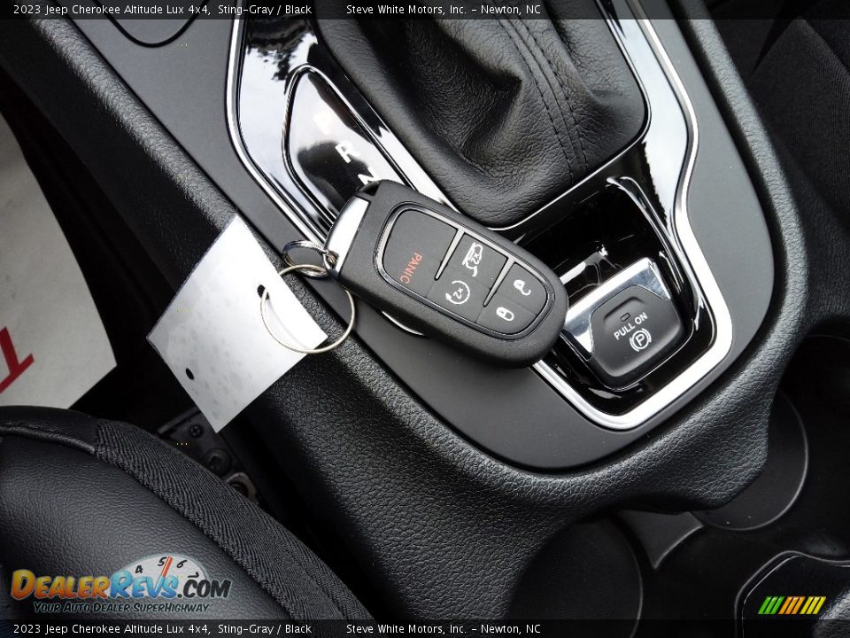 Keys of 2023 Jeep Cherokee Altitude Lux 4x4 Photo #35