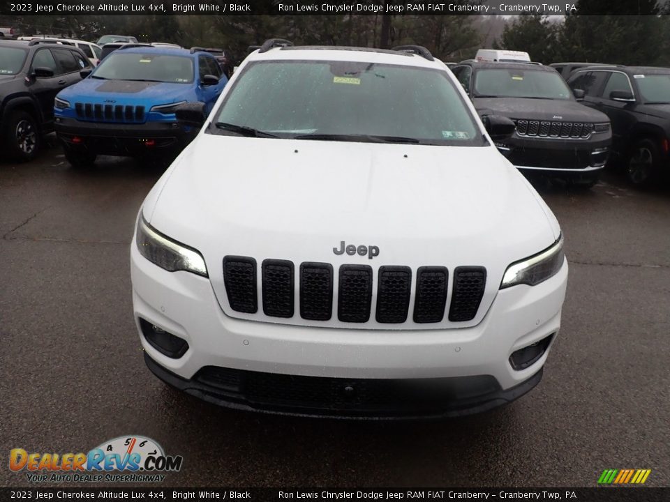 2023 Jeep Cherokee Altitude Lux 4x4 Bright White / Black Photo #8