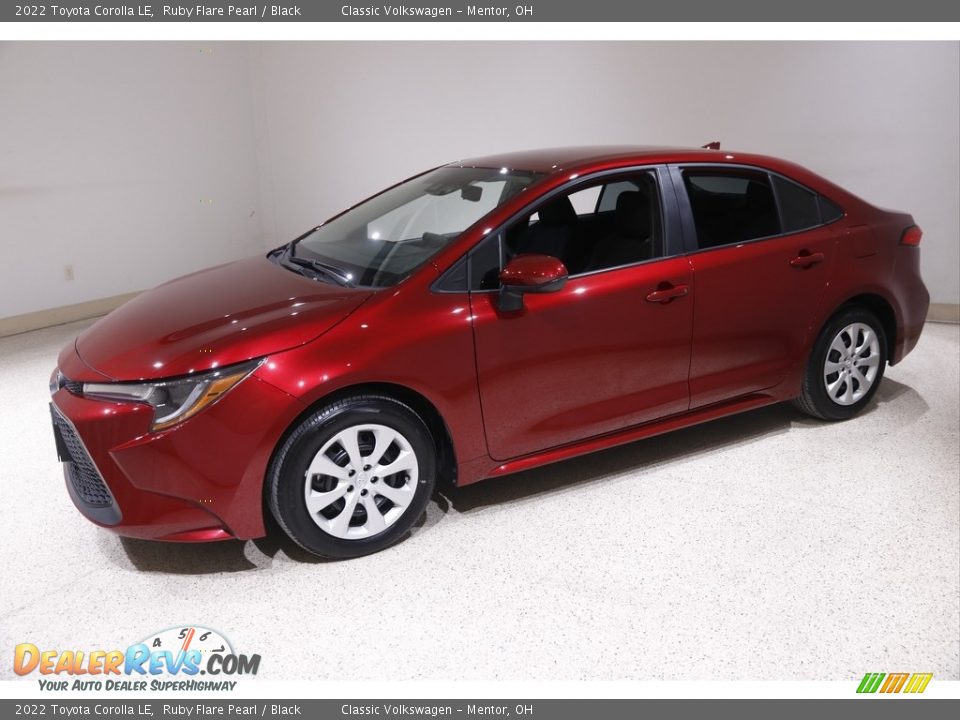 Front 3/4 View of 2022 Toyota Corolla LE Photo #3