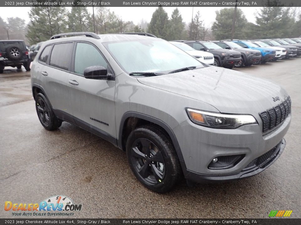 Front 3/4 View of 2023 Jeep Cherokee Altitude Lux 4x4 Photo #7