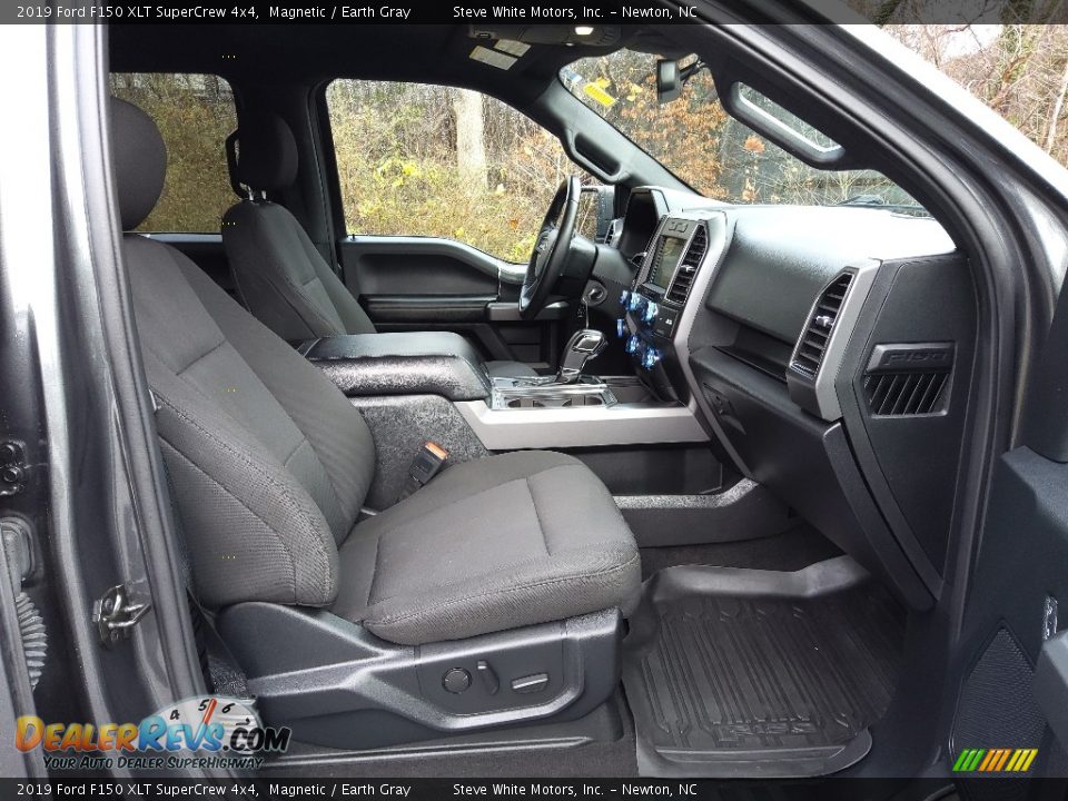 Front Seat of 2019 Ford F150 XLT SuperCrew 4x4 Photo #18