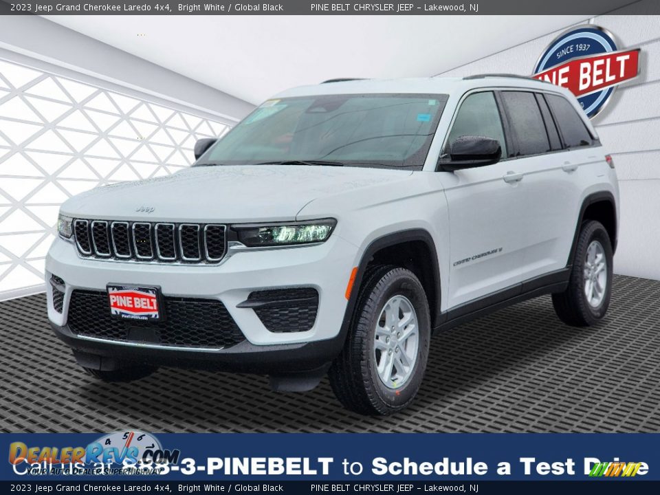 2023 Jeep Grand Cherokee Laredo 4x4 Bright White / Global Black Photo #1