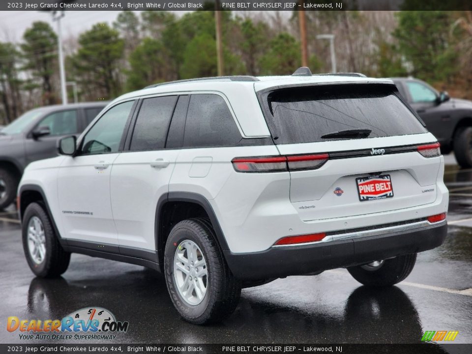 2023 Jeep Grand Cherokee Laredo 4x4 Bright White / Global Black Photo #4