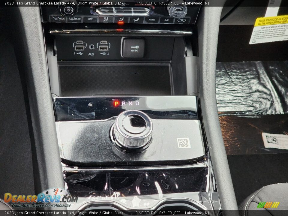 2023 Jeep Grand Cherokee Laredo 4x4 Bright White / Global Black Photo #12