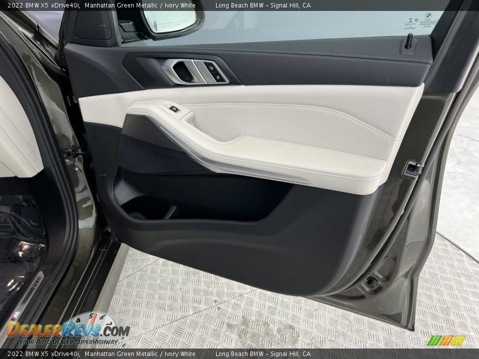 Door Panel of 2022 BMW X5 xDrive40i Photo #12