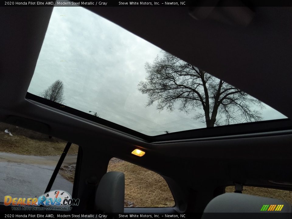 Sunroof of 2020 Honda Pilot Elite AWD Photo #14