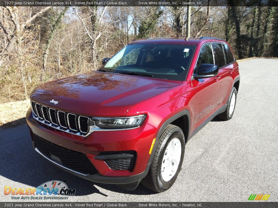 2023 Jeep Grand Cherokee Laredo 4x4 Velvet Red Pearl / Global Black Photo #2