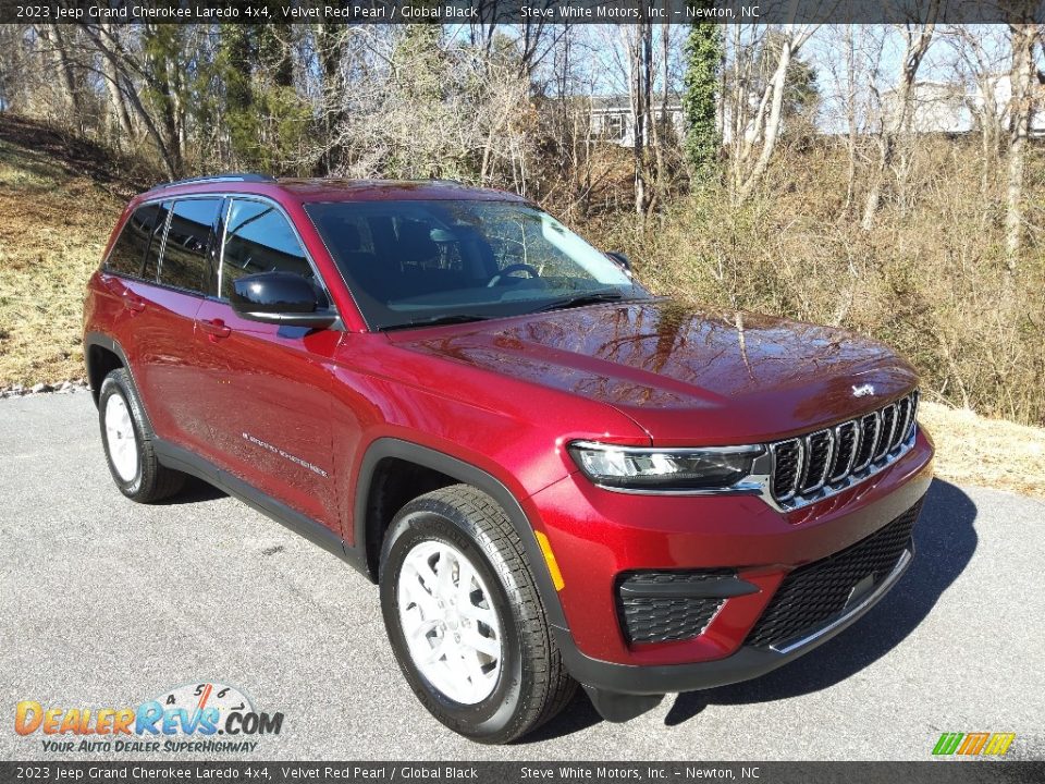 Front 3/4 View of 2023 Jeep Grand Cherokee Laredo 4x4 Photo #4