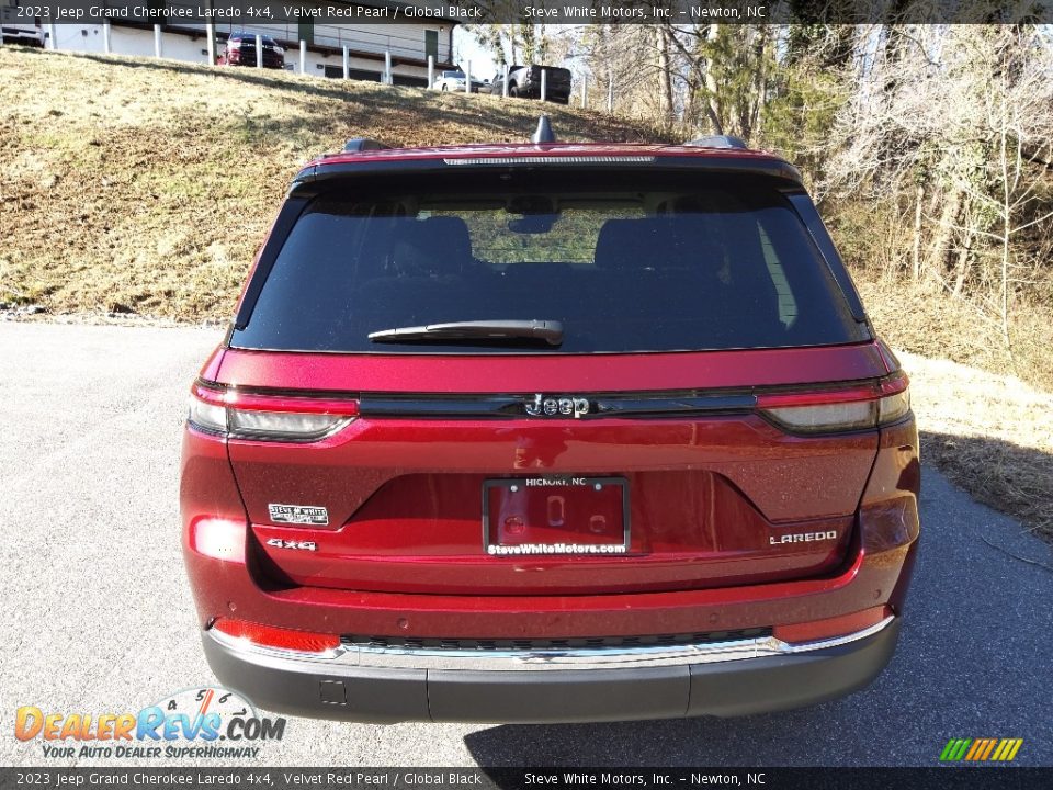 2023 Jeep Grand Cherokee Laredo 4x4 Velvet Red Pearl / Global Black Photo #7