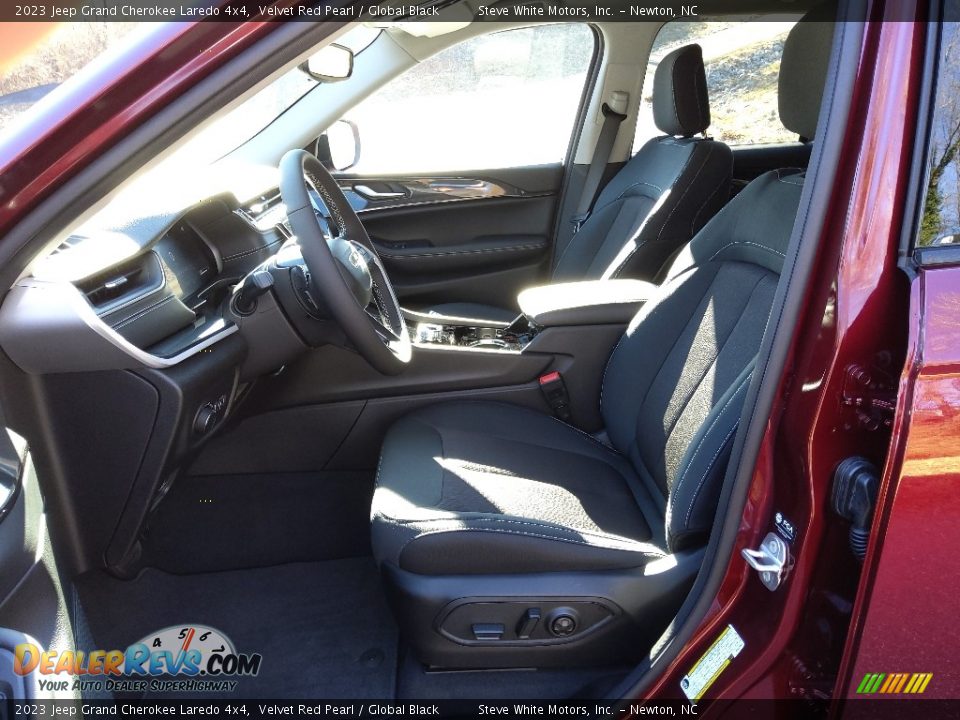 2023 Jeep Grand Cherokee Laredo 4x4 Velvet Red Pearl / Global Black Photo #10