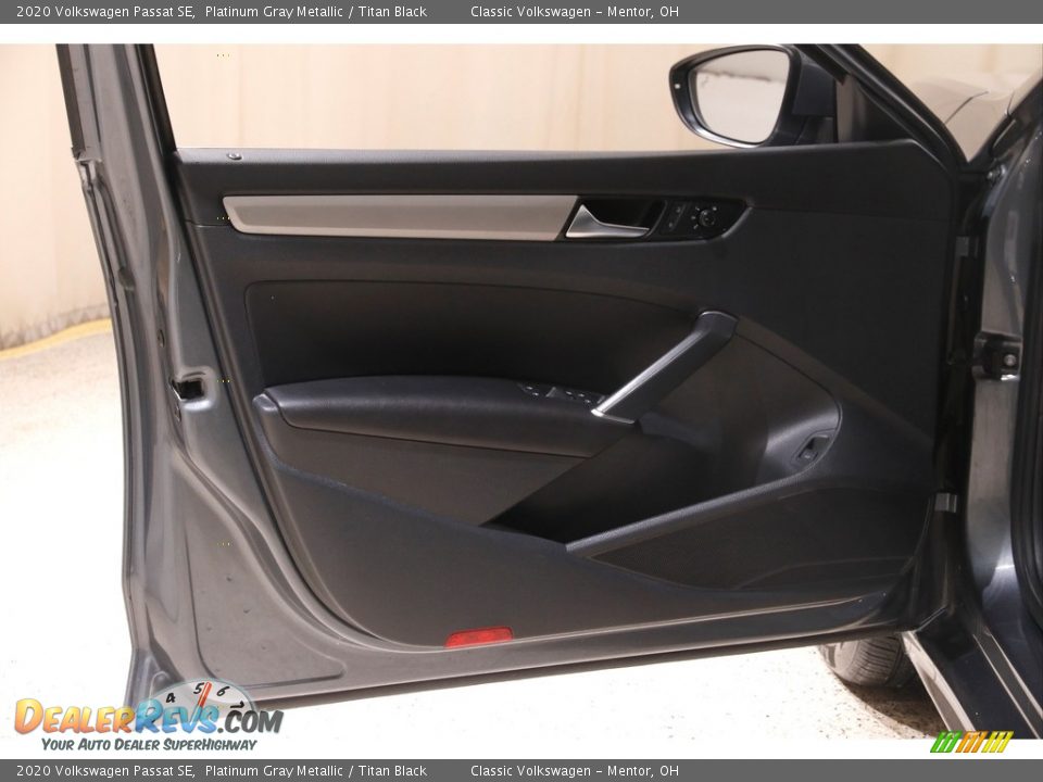 Door Panel of 2020 Volkswagen Passat SE Photo #4