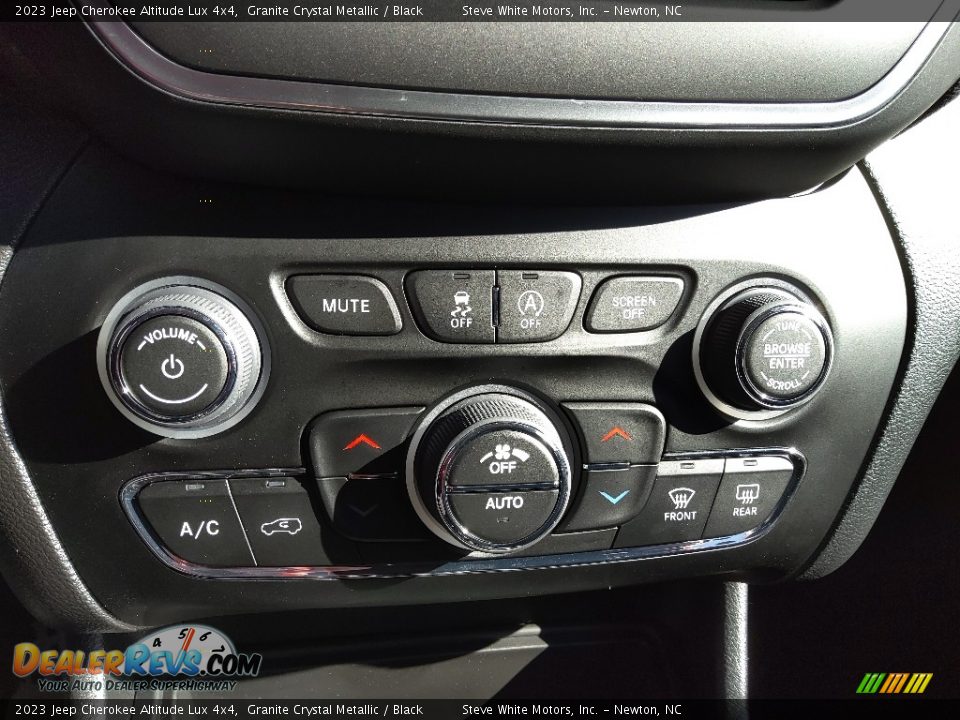 Controls of 2023 Jeep Cherokee Altitude Lux 4x4 Photo #28