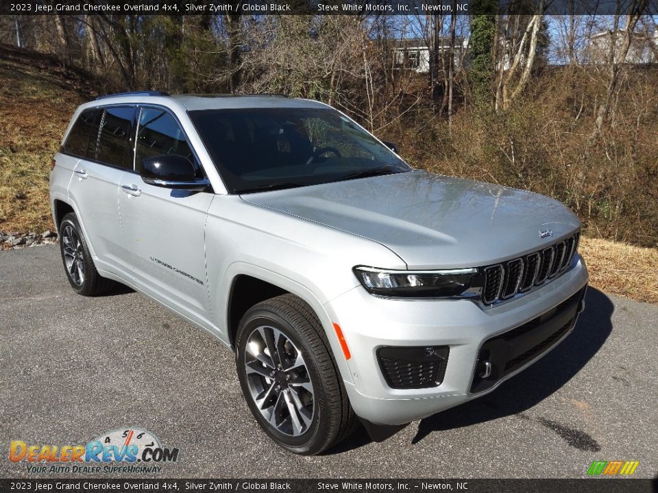 Front 3/4 View of 2023 Jeep Grand Cherokee Overland 4x4 Photo #4