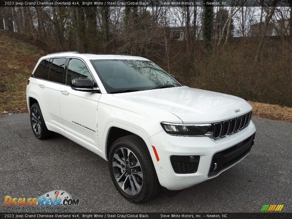 Front 3/4 View of 2023 Jeep Grand Cherokee Overland 4x4 Photo #4