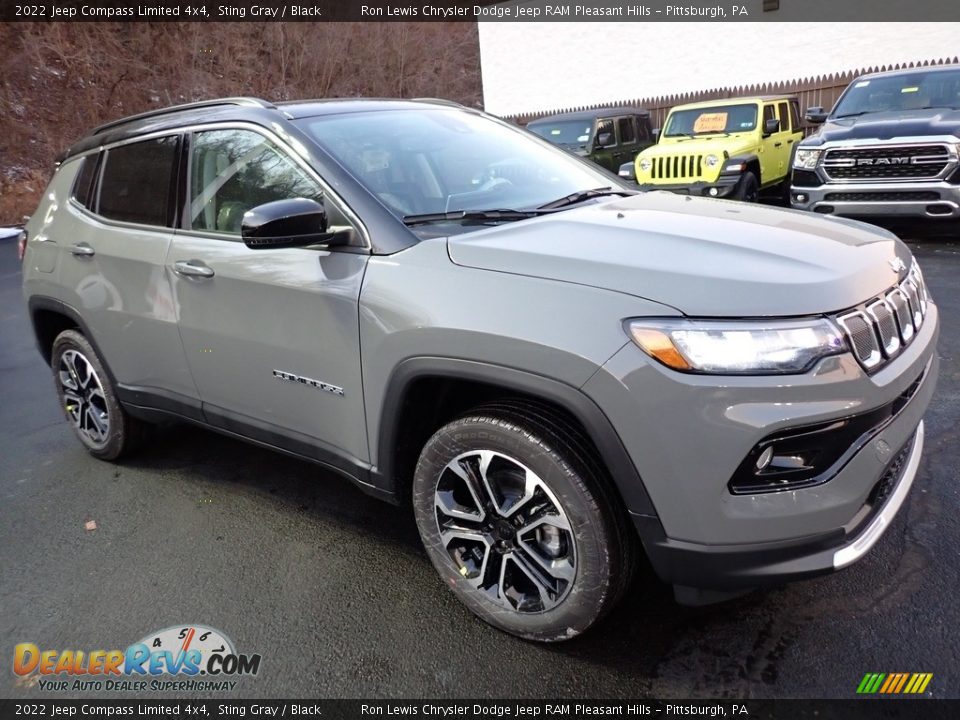 Front 3/4 View of 2022 Jeep Compass Limited 4x4 Photo #8