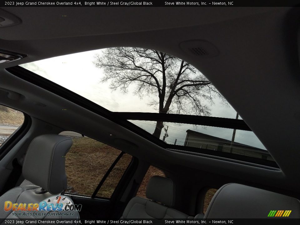 Sunroof of 2023 Jeep Grand Cherokee Overland 4x4 Photo #35